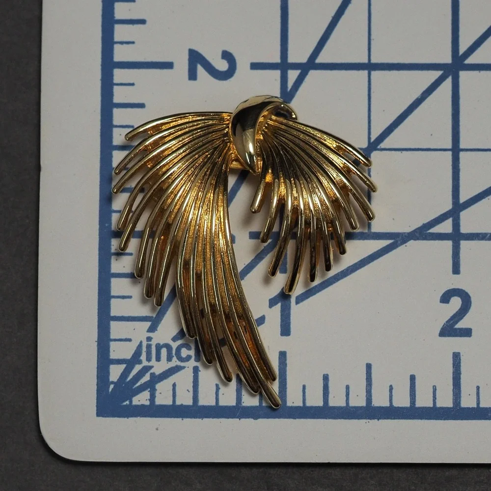 Vintage Brooch Pin Gold Tone Feather Bow Fringe Plume Polished Spray Openwork